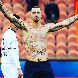 BANTANboy on Instagram: “「俺は神だ！！」 こんなことを  記者会見で堂々と言えるのは  世界広しといえども  このズラタン様だけかも‼️ ただのビッグマクスじゃなく  そんな発言も受け入れさせる  実績を残すのが凄い！  さすが優勝請負人♪♪ #ズラタン #イブラヒモビッチ #ビッグマクス #神…” (75413)