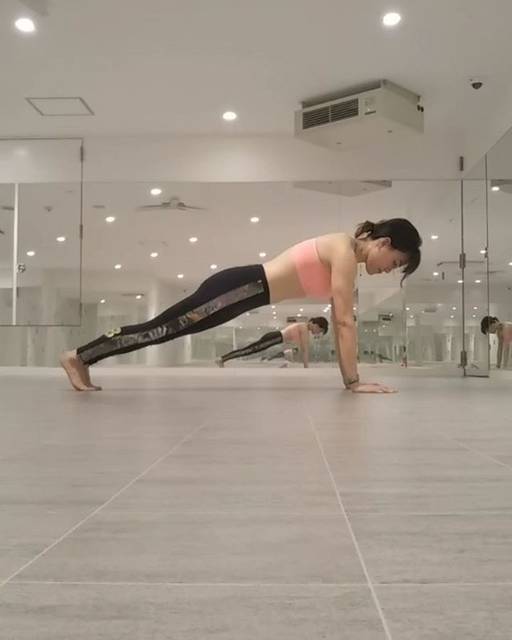 ?caeco? on Instagram: “#plank#chaturangadandasana#downdog#upwarddog#training ・ ・実は。。。 ・ ・動くシリーズでしたー(*´罒`*) ・ ・ ・プランク☞チャトランガダンダ☞アップドッグ☞ダウンドッグ ・ ・キープしてくとかなりの負荷。…” (75617)