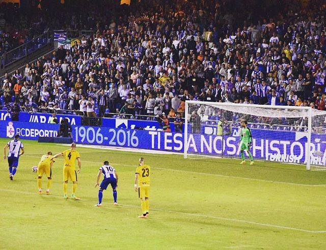 J-ESP ::Passion for Football:: on Instagram: “サッカー ⚽️の #ペナルティキック で相手ゴールへ向けてではなく後ろに蹴ったらどうなるか知ってるでしょうか。サッカーの #ルール って実は知ってるようで全然知らない。そういえばコーチングスクールの『規則・ルール』学科の先生は #柴崎岳 が所属する #テネリフェ…” (76345)