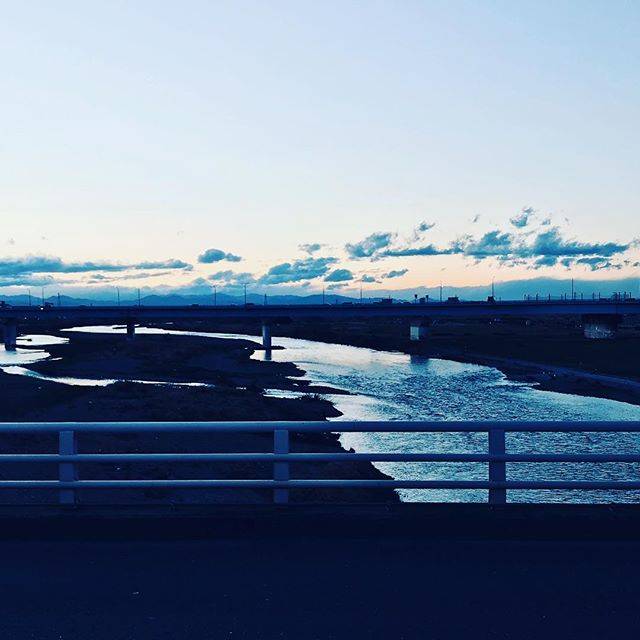 岩本薫／ひな研ショチョー・温泉本作家 on Instagram: “押され揉まれた満員電車を  降りる潮時やってきたんだな  今日の夕陽はどこに沈むのだろう？#二子橋 #街角ゾロ目劇場 #多摩川#オアシスと果樹園” (77225)