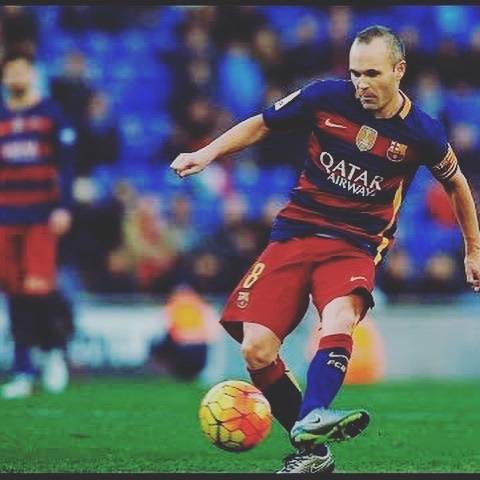 サッカー@パストレーナー on Instagram: “私が1番好きな選手、イニエスタ。  彼から出るパスは異次元であり、とてもすぐには真似できる芸当ではありません。  イニエスタはパスがうまいことに目がいきがちだけど、ボールを持ってないときは常に首を振ってる。  周りを見ることは簡単なようで実は難しい。…” (79340)