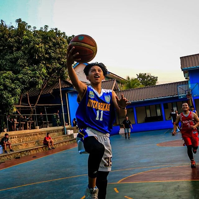 BRICKS GRAPHY on Instagram: “Easy Lay up.....#bricksgraphy#basketball#wideopen#fastbreak#kotabekasibasketball” (85388)