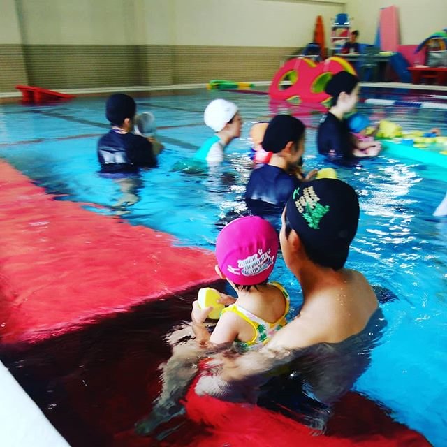 東急スイミングスクールたまがわ on Instagram: “パパと一緒に。ママと一緒に。 ベビースイミングで 今だけのコミュニケーション☺  本日はベビークラスの紹介です。 生後6ヵ月~3歳になるまでのお子さまと保護者さまのクラスです。 水に慣れるところからはじめましよう♪  詳細ににつきましては当スクールHPをご覧ください…” (86869)