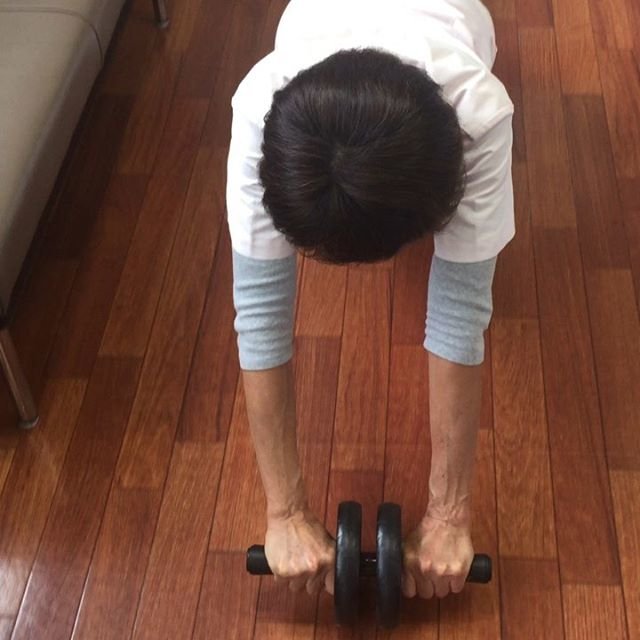 調布 ふじみ 接骨院 on Instagram: “ウチのボス、腹筋鍛えてました。戦闘力高めの女子です。背後に立つと殺されます。武器はバットです。#受付嬢#腹筋鍛えて#腹筋#腹筋ローラー” (87366)