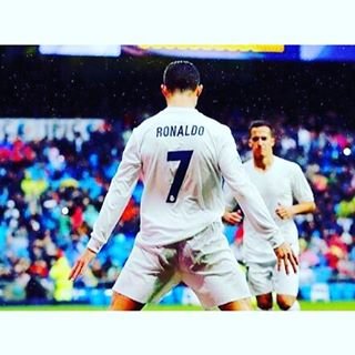 久富真司 on Instagram: “そういえば準決勝始まる前にニュースでクリロナ移籍決定ってなってたな‼️ 前々からユーベの噂出てたけど、どうせ飛ばしネタやろうと思ってたけど実現したんは驚かされた。 サガン鳥栖にトーレスが移籍した並みに驚いた。笑 #クリスチャーノロナウド #クリロナ #cロナウド #cr7…” (88124)