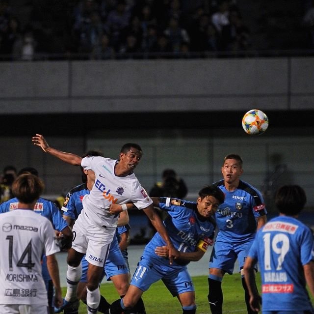 Andou Asami on Instagram: “#川崎 #川崎フロンターレ #kawasaki #frontale #j撮り#フロサポ写真部 #サンフレッチェ広島 #広島 #sanfrecce #hiroshima #小林悠 #奈良竜樹 #斎藤学 #ドウグラスヴィエイラ #ヘディング コーナーキックでのひとコマ?” (90115)