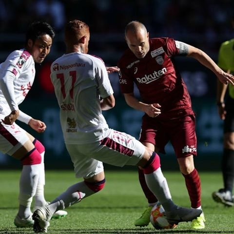 ゲキサカ on Instagram: “VIP揃い踏み&サンペールCB起用の神戸、代表FW古橋の豪快弾でC大阪撃破! 自力で残留決める  #jleague #j1 #jリーグ #ヴィッセル神戸 #visselkobe  #セレッソ大阪 #cerezo  #soccer #football #サッカー #⚽️…” (92198)