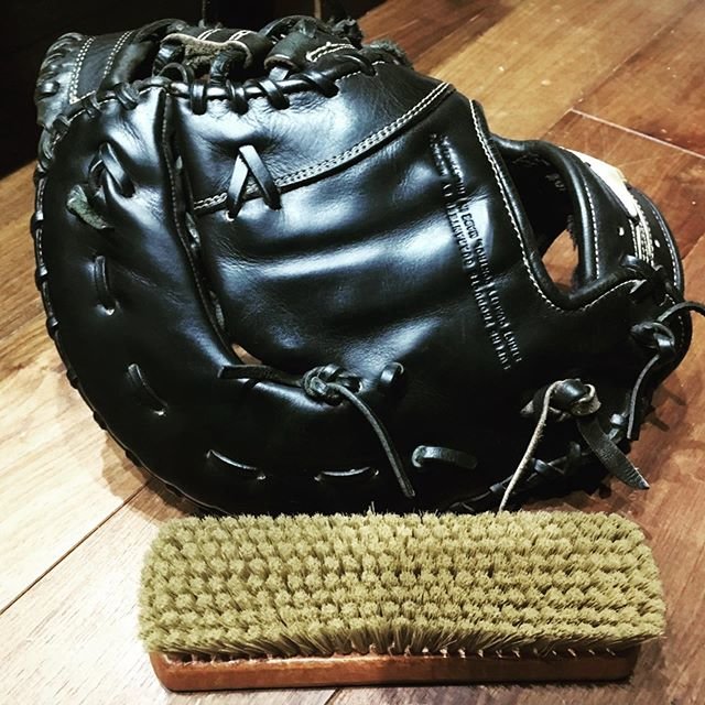 AHayashi on Instagram: “3連休は試合が5試合+α‼️気合いを入れて磨いて超ピカピカに?⭐︎さぁ〜思い切り暴れてこい?#グラブ磨き#ピカピカ#これでエラー無しだな！#グラブ磨き#豚毛ブラシ#グローブメンテナンス#グローバルエリート#ファーストミット” (94535)