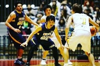 バスケ研究所@ともき on Instagram: “?一歩で止めるためには蹴り足が必要。地面を強く蹴る！スライドではない。蹴って斜めに飛ぶ意識！” (96114)