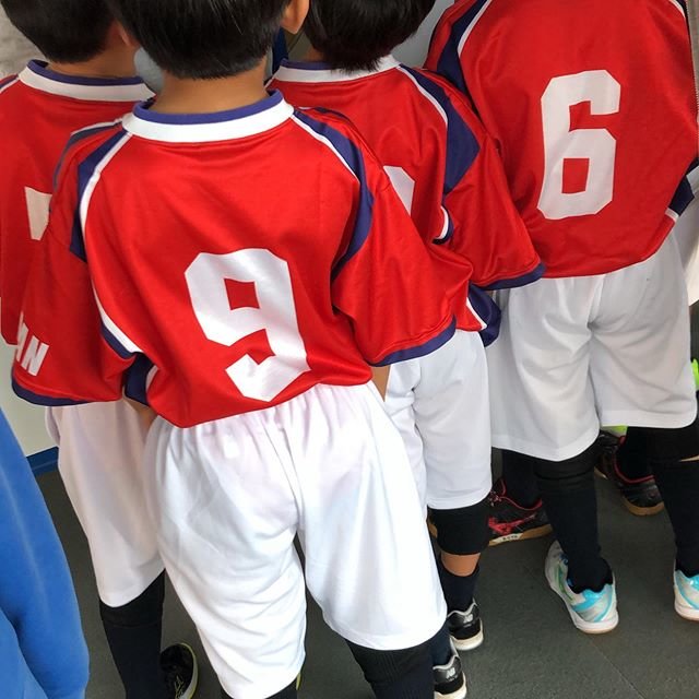 芝本裕子 on Instagram: “昨日、息子初のドッジボール大会でした。 息子の希望ではじめたドッジボール。2学期からのスタートなので、もちろんまだまだすぎる技術ではありますが、飛んでくるボールを頑張って避けながら?たまに頑張って取ろうとしていたり‼️はじめてながらに、かなり頑張っていたと思います。…” (98367)