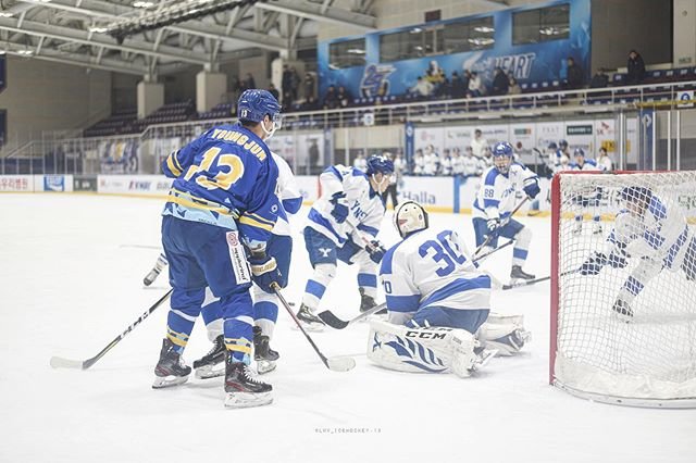 @luv_icehockey.13 on Instagram: “#20191226 vs연세대 골대 앞은 늘 #북적북적 덕분에 사진찍기 좋지유✨ #sport#icehockey#아이스하키 #2019#전국종합아이스하키선수권대회 #スポーツ#アイスホッケー #13youngjun#icehockeyplayer…” (99041)