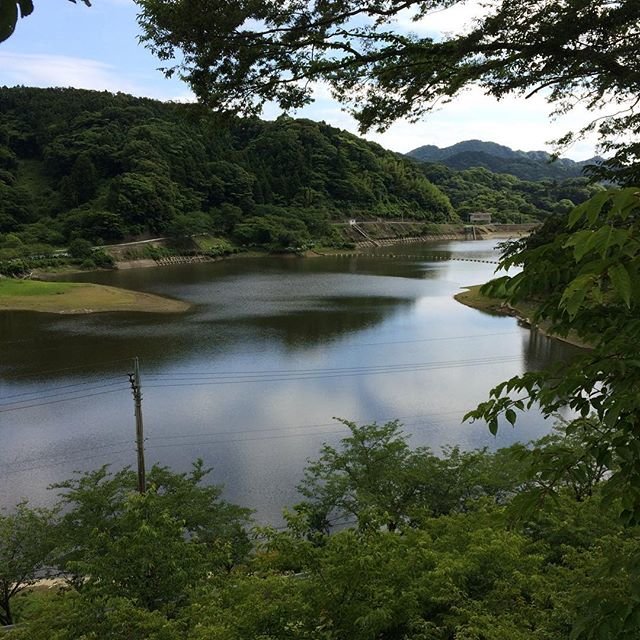 ゆうこ on Instagram: “.. 千葉県にある、 ?佐久間ダム湖? .. 水面に、雲が写り綺麗です?。 周りには、 桜や、もみじ、アジサイなど季節の花が咲きます??。 ドライブや、ツーリング、釣り?、写真など 楽しんでます?。 近くに、 もみじロードがあります。 山道をくねくねと走れます?。 ..…” (100000)