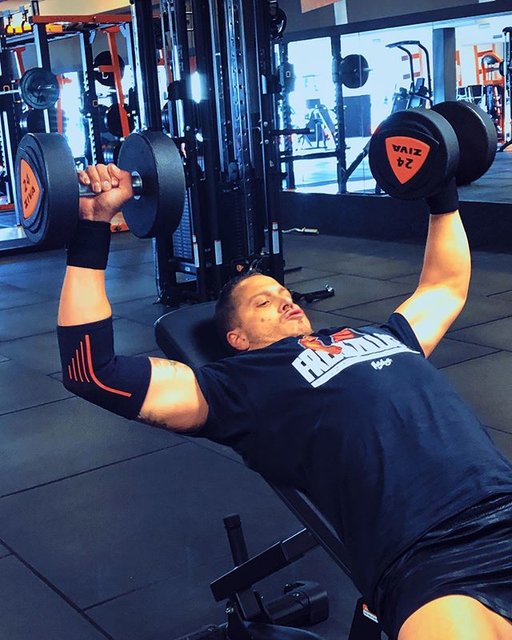 Ismael Elemmery on Instagram: “Week 4 of 16 ??? De Incline Dumbbell Press is een compound-oefening die het doel heeft de bovenkant van de borstspieren te trainen. Naast…” (101528)