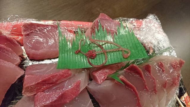 MCR_UZI on Instagram: “先ほどの動画にコメント頂いた皆様！！ こいつ『ブリ糸状虫』って寄生虫みたいです(^^; 元料理人が教えてくれたので間違いないと思います！  天然のハマチで鮮度が高いってのが決定的みたいです。 (食べても害はないので大丈夫)らしいw  こんなもん見たら食えるかー(°Д°)…” (101686)