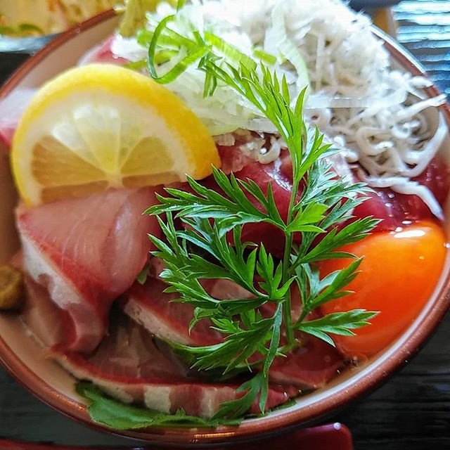 Daisuke Uchiumi on Instagram: “【番外編】 神奈川県綾瀬市深谷中 旬菜美酒 おばんざい寿「4色丼」 #海鮮丼 #4色丼 #旬菜美酒 #おばんざい寿 #ぶり #ブリ #ヒラマサ #まぐろ #マグロ #しらす #愛媛ぶり #京都ひらまさ #三崎まぐろ #淡路島しらす #レモン #生玉子 #ゆず胡椒 #ゆずこしょう…” (101806)