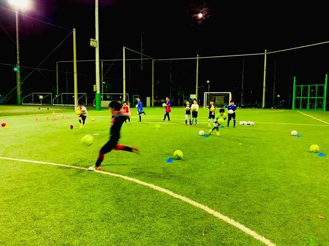 フィルコスポーツアカデミー on Instagram: “・・・ 木曜日強化コースは19:00より全学年同時スタートのトレーニングです⚽️ 大沢総合グランド多目的広場、または三鷹市内小中学校にて開催しています。 各自の夢、目標に向かって選手達は日々練習を重ねています? 無料体験実施中です? 是非、一度当スクールへお越し下さい！…” (102471)