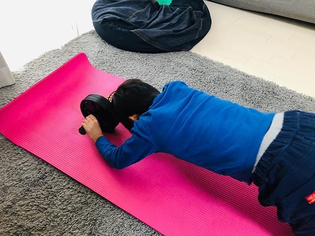 yuri on Instagram: “腹筋ローラー対決。今日は母さんの勝ち！バッキバキになる！でもこの皮下脂肪の層が厚すぎて、割れたとしても上に浮いてこなくて見えない恐れあり。 #いい身体になりたーい #腹筋ローラー #頑張る” (103274)