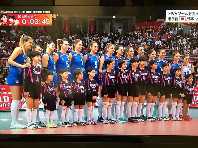 小学生バレーボール　東我孫子ジュニア on Instagram: “少し前のことになりますが、 .  #ワールドカップバレー　2019 日本vsセルビア戦にて 我ら東我孫子ジュニアチームが エスコートキッズとして参加させていただきました！ （選手と手繋いで入場するアレ♡） . . . その後の素晴らしい試合も最後まで観戦させて頂き、…” (105171)