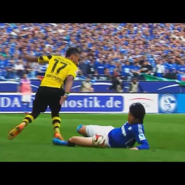 @7windows2doors on Instagram: “#revierderby  #schalke04  #bvb  #uchida  #aubameyang  #内田篤人  #スライディングタックル” (105513)