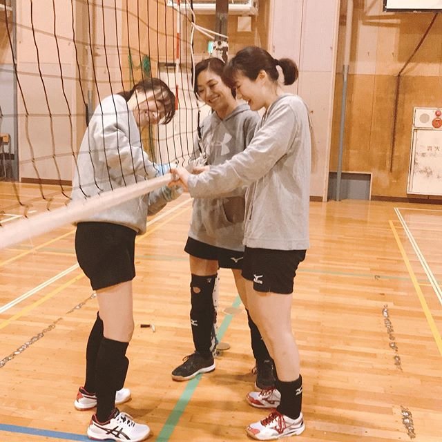 KR1 on Instagram: “今日の練習。 ネットを立ててる時によく見たらみんな同じ格好笑 面白くて写真撮られる。格好が一緒過ぎて名前を呼び間違える笑笑 うちのチームみんなでお揃いにしてないのにグレーのパーカー率高い笑笑  #ママさんバレー  #9人制バレーボール  #9人制バレー  #ままさんバレー…” (107003)