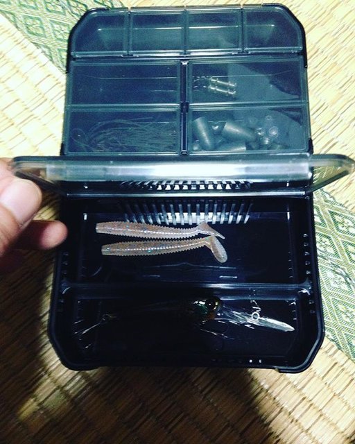 satoshi on Instagram: “昨日の高滝湖の釣りで小物ケースを置き忘れてしまい買って来た?小さいワームとかプラグ入るからオススメ?#高滝湖バス釣り #VERSUS明邦工業” (107781)