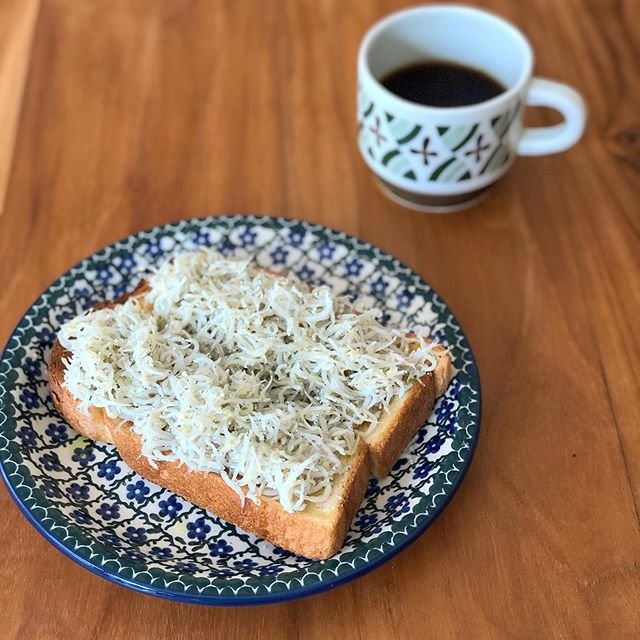 おいしいあさね房 on Instagram: “素敵なあのお方の投稿を見た方は きっとみんな食べたくなったであろう… しらすトースト。 ちょうど島からのお土産のしらすが たーっぷりあったので朝ごはんに? . バターを塗ったトーストに オリーブオイルとパルミジャーノをあえたしらすをドサっとのっけて さらに軽く焼いて…” (108778)