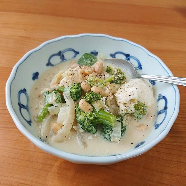 fukuwaka on Instagram: “* 休日朝ごはん? お昼の事を考えて スープのみ。 . ブロッコリーと大豆と 白菜の豆乳スープ。 (お豆腐も入ってるよ?️) . . 白菜の芯と大豆の水煮を バターとちょいとの塩麹で 炒めて。 . ブロッコリーはレンジでチン。 味付けはコンソメ。 . 白菜とブロッコリーは…” (108784)