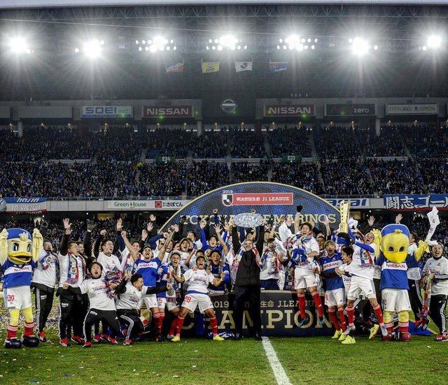 横浜F・マリノス on Instagram: “THIS happened only a week ago...?.#fmarinos #マリノス優勝 #シャーレ #すべてはマリノスのために” (110574)