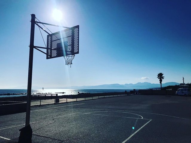 osa24 on Instagram: “ミーティング#湘南バスケット #バスケットコート#海” (110643)