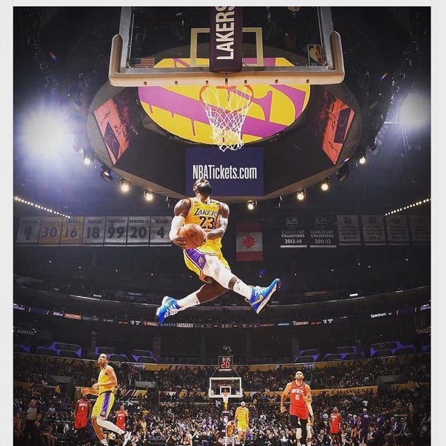 吉野 裕也 on Instagram: “レブロン ジェームズ?すんごい1枚だと思いません？#バスケットボール#NBA#世界的スーパースター#レブロンジェームズ#どんなジャンプ力#かっこいい#すごすぎる#飛ぶ舞う#レイカーズ#マイケルジョーダン#コービーブライアント#ダンク” (112237)