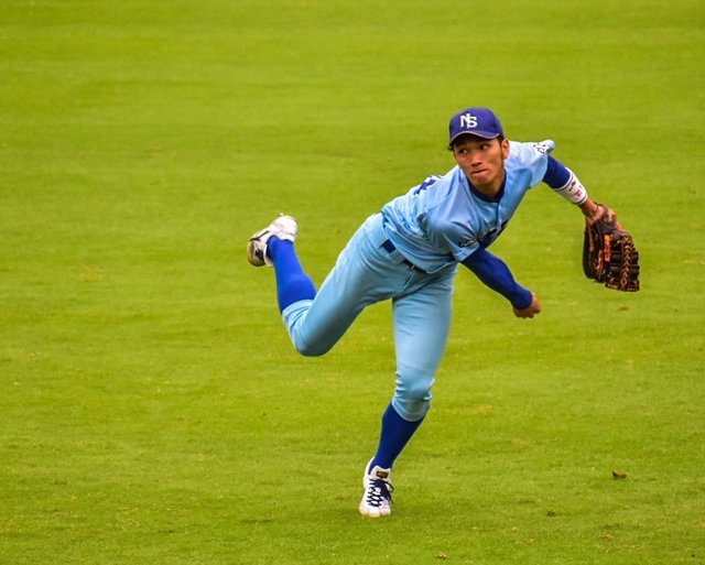 HIDE on Instagram: “. 『バックホーム！！』 . . こんばんは? 今日は久々に野球の写真から！⚾️ . . 外野手の1枚です。 外野の見せどころといえば、矢のようなバックホームだと僕は思います！！ . . 体全体を使って投げるのがいいですよね☺️. .  #一眼レフ  #カメラマン…” (112428)