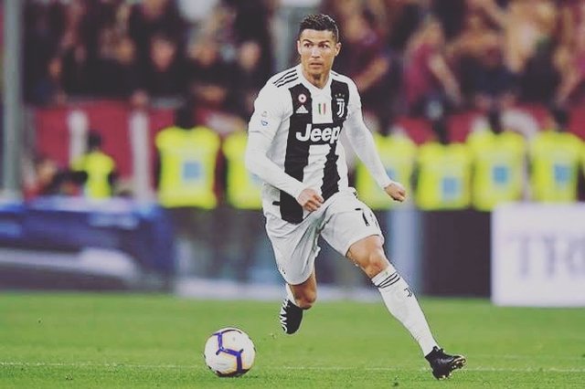扉gate 齋藤 裕宣 on Instagram: “好きな選手シリーズ  クリスティアーノ・ロナウド  サッカーは海外サッカーが好き。 クリロナ・メッシ論争がよくおこるけど、自分はクリロナ派。  35歳でこの活躍は凄まじい。  ユーベでもビッグイヤー取って欲しい、、、。…” (113363)