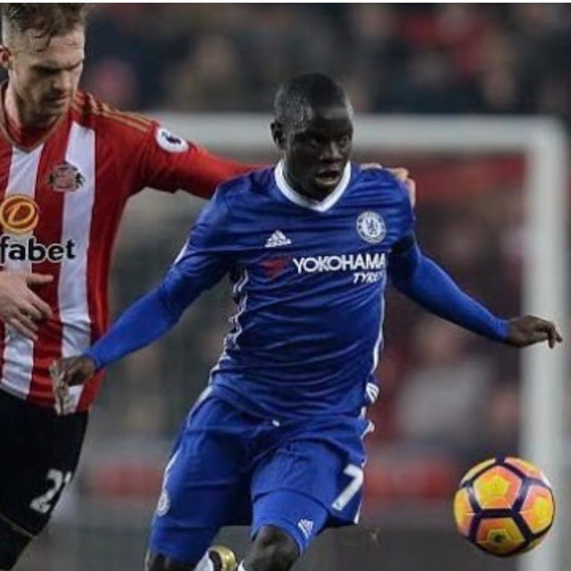中山　凛人 on Instagram: “あのレスターの劇的な優勝の立役者であるカンテ。全世界のフットボーラーの中で最もボール奪取力に長け、唯一メッシを止めれるMFと言っても過言ではない。 カンテの凄さはどんな場面でも姿勢が崩れることがないと言うこと。 画像を見ても分かるように常に骨盤が立っていて、胸を張っている。…” (113396)