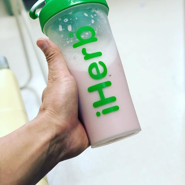 けいくん on Instagram: “しばらく辞めてたけど、また職場にプロテイン持ってってます。二杯分シェーカーにぶち込んで、ロッカーの冷蔵庫で保管? 血中のアミノ酸濃度とか、そんなん細かいのは正直どうでもよくって、単純にタンパク質足りてねーなと思ったんで再開したところです。  #筋トレ #筋肉 #workout…” (115383)