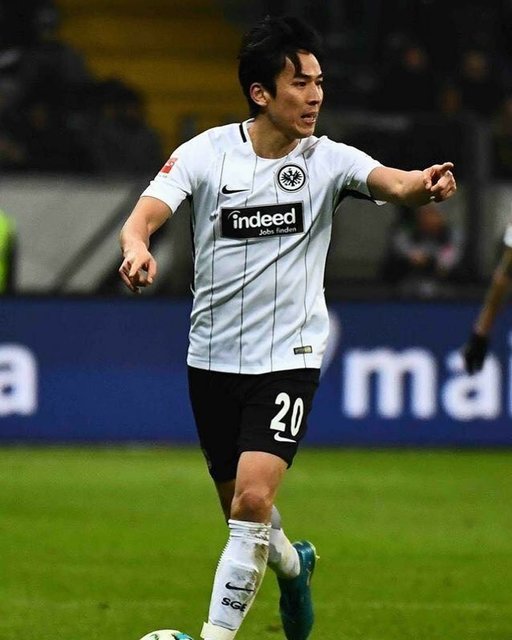 Takashi Koike on Instagram: “ヨーロッパリーグみてたけど、 まじで長谷部ピッチの皇帝。 最高峰からチームを作る屋台骨。 フランツ・ベッケンバウアーだったわ。 鳥肌立った。 相手の長いボールを全て察知。 どんなに早いやつでも前に入って走らせない。 ブンデスリーガで1バンのDFになってる。…” (115577)