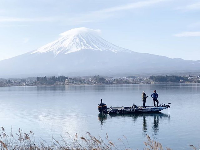 冨沢 真樹 (トミーガイドサービス) on Instagram: “. 先日友人が撮影してくれたガイド中の一枚。  河口湖はこんな最高のロケーション下で デカバスが狙えるという、最高のフィールド?…” (117136)