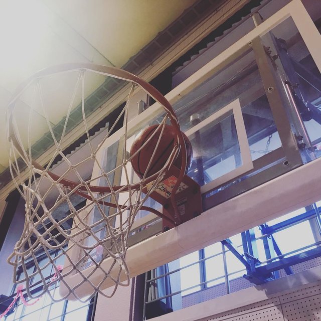 Mayumi on Instagram: “. こう見ると、バスケットリングの直径が、 5号ボールの2倍あるのがよく分かるなぁ? . 練習前に子供たちが、 「リングにボールが乗った〜?」と喜んでました? . 実は昨年の11月より、 息子のバスケのクラブのコーチ陣に加わりました? .  今は、他のコーチから、…” (117554)