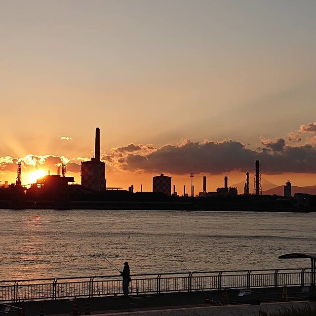 岳さん on Instagram: “間に合った 日没  今晩から寒くなるの❓？ #夕焼け #季節が変わる #東扇島 #東扇島西公園  #川崎市最南端 #寒いのやだ  #たそがれ  #黄昏時  #薄暮  #富士山 #工業地帯  #工業地帯夜景  #川崎南部  #海づり公園  #大きな船  #京浜工業地帯…” (117572)