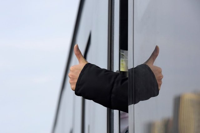 China Xinhua News 新华社 on Instagram: “A cured #patient thumbs up ? to medical staff through the window of a bus at #Huoshenshan (Fire God Mountain) Hospital in #Wuhan, central…” (117660)