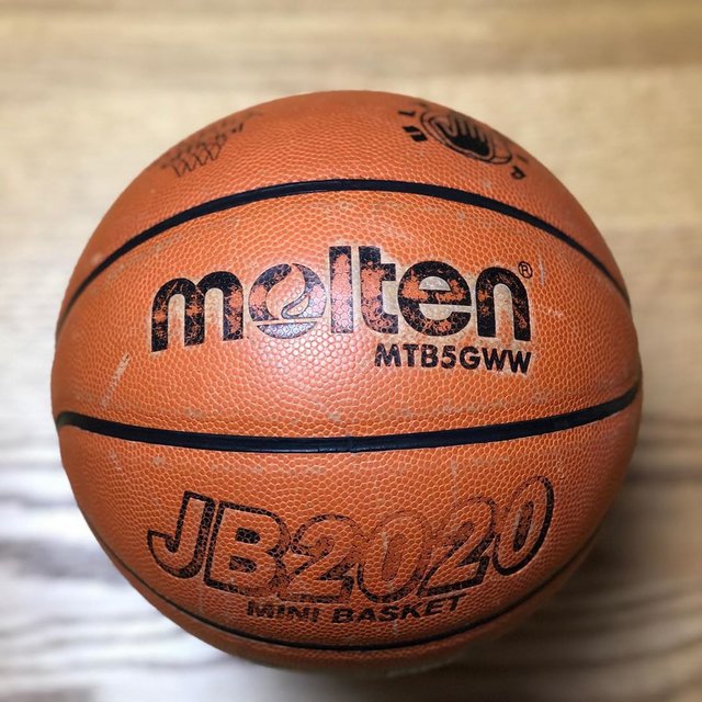 きくち伸 on Instagram: “長女の1歳の誕生日に弟から貰った、5号のバスケットボール。 でも、一番使い込んだのは、4年の秋からミニバスを始めた次女。 その娘もそろそろミニバス卒業、辞めたいと泣きながら体育館に通っていた頃もあったなぁ。…” (118313)
