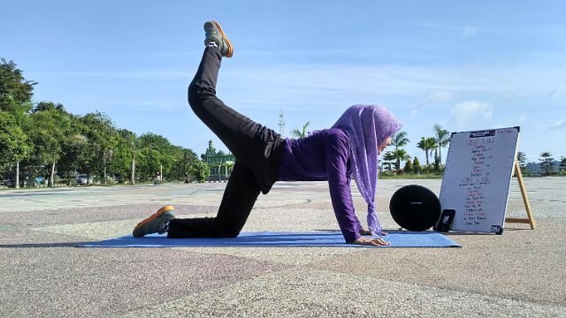 Trias Aprilya on Instagram: “It's not get easier, you just get better#freeletics #clapclap #donkeykick” (119584)