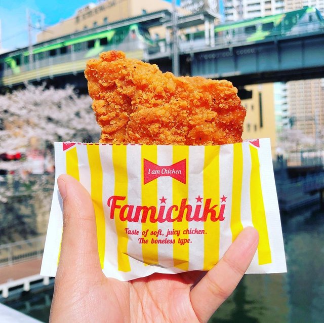 卉卉?‍♀️住在日本的台灣人 on Instagram: “全家炸雞期間限定特價100日幣 是不是很便宜???!!!??? 180日幣→100日幣 折了80日幣??覺得佛心！ ———————————————— 2020/3/31-4/6期間限定⋯ 4/7就結束囉⋯ 我已經吃了兩天了⋯（笑） ———————————————— 說說口感！…” (120068)