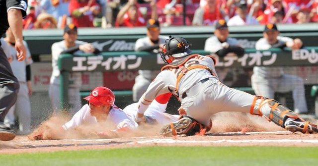 Kosuke2 on Instagram: “広島が同点に追いついた。１点ビハインドの三回。１死から１番田中が左翼線二塁打で出塁。続く菊池の鋭い打球を二塁手・中井がはじくと、田中は一気に三塁を蹴った。本塁は際どいタイミングだったが、球審の判定はセーフだった。 　約４分半のリプレー検証が行われたが判定は覆らなかった。…” (123912)
