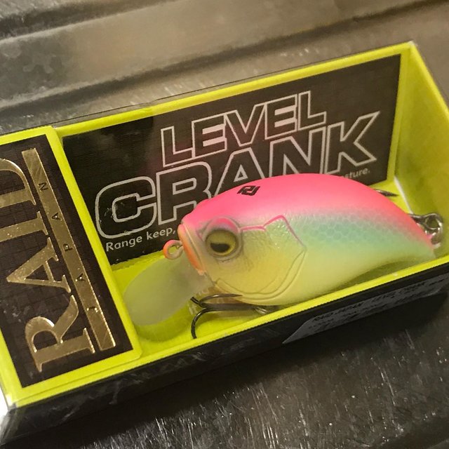 ロジャース on Instagram: “RAIDJAPAN/LEVEL CRANK-PINK BONE ふらっと釣具屋寄ったらゲットなう。 鉄板のヤツ。 レベルクランク。 初期カラーやん。。。 しかも...ラスイチ? 買うてまうやろwww ピンク大好き。 ヤバス?ヤバス? #レベルクランク #レイドジャパン…” (124273)