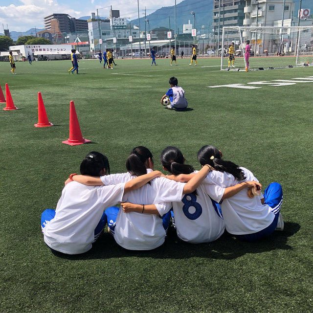香 穂 on Instagram: “♥ ・ ・ マネズ。 この３人には感謝と大好きの二言に限る。（笑） 体験のときに８人もおって、そんな中偶然この４人になって。みんな性格のタイプちがうし、初見さんじゃけ、ほんまにやっていけるかなっておもった、（笑）…” (124718)