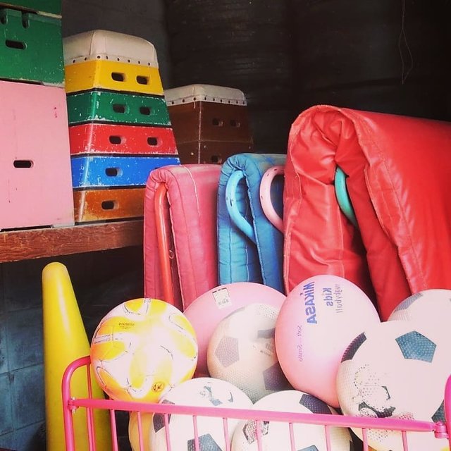 G-B∀T達也 on Instagram: “春なのに…快晴なのに…子ども達は元気なのに…道具は揃ってるのに…休園にて体育倉庫の掃除?今出来ることを❗.「君がいるから　心にいるから　離れていても歩いていける」by?#離れていても#インスタ初心者 #体育倉庫 #体育日和 #子ども達は元気かな #好きな言葉” (126099)