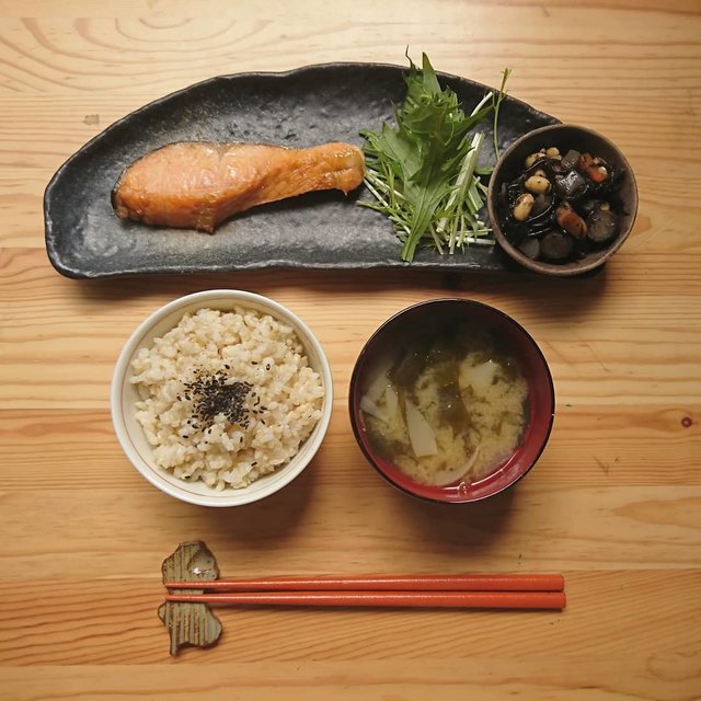 まいにちおみそしる on Instagram: “#みそしるごはん自宅待機中おうちごはん?#焼き鮭定食 #玄米 #ひじき 炊いた #水菜 ぶっきらぼうだけど… #ジャスタジスイ2020.4.17” (126310)
