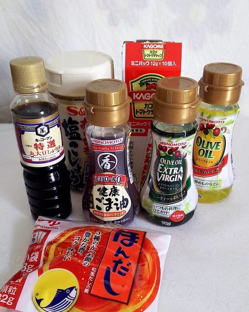 しろたん on Instagram: “部屋においてある調味料さん達。  キャンプ用の調味料を集めました。 とりあえず今年中はキャンプはできないと思うので 普段使いすることに！ ……ねぇ。なんでオリーブオイル２本もあるの？ ゴマ油まで。。。 この他に鮭フレークも見つけたのでおいしくいただこうと思います?…” (126589)