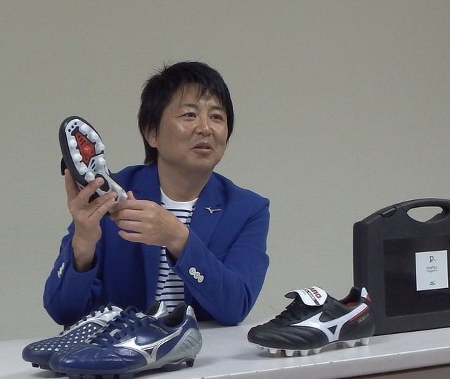 KING GEAR on Instagram: “日本人初！プロのホぺイロになった松浦紀典が語る物への矜持　Vol.3「スパイクやユニフォームは侍の刀と一緒だ！」 ――当時ですとエジムンド選手がヴェルディに入ってきましたが、彼はどうでした？すごいドリブルのスキルがあったのでこだわりも沢山あるのではないかと思ってますが。…” (127060)