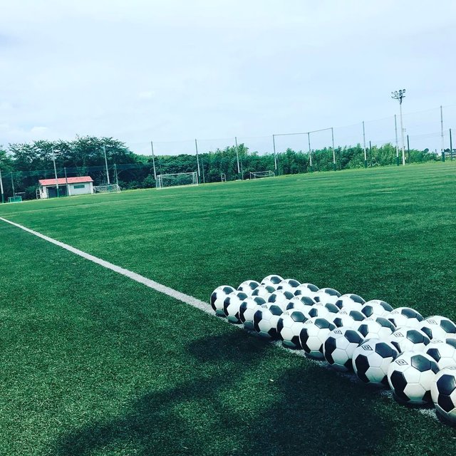 Ryota Sakamoto on Instagram: “今日は特に暑かった…。 皆さん 熱中症にはお気をつけください‼︎ チームマネージャーとトレーナーさんは、 練習中、ボトルの水を補充するために グラウンドを走り回ってます！✨ 選手達が暑い中 全力でTRできるよう 明日も、走り回ります???? #football  #ホペイロ…” (127076)
